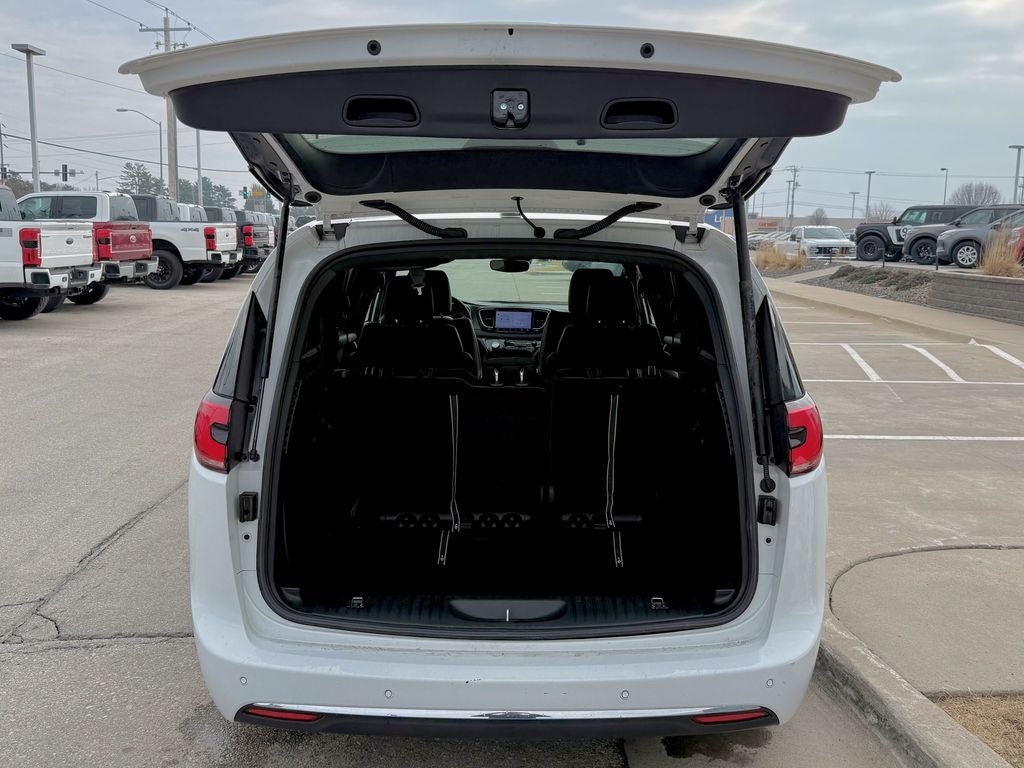 2025 Chrysler Pacifica Select