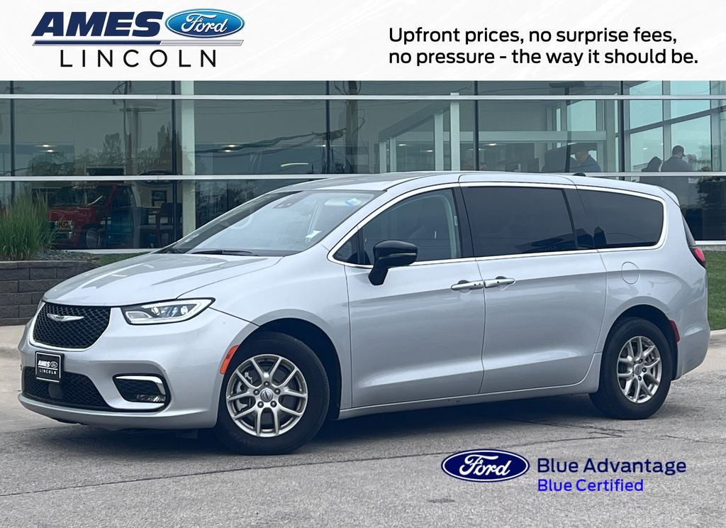 2024 Chrysler Pacifica Touring L's photo