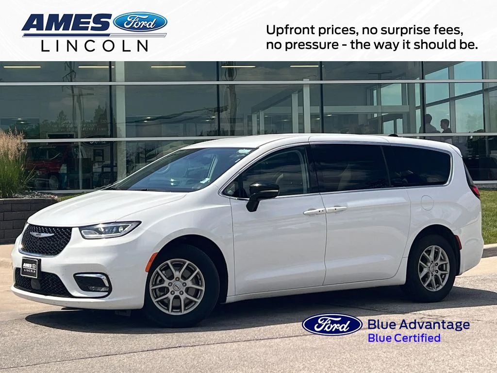 2024 Chrysler Pacifica Touring L's photo