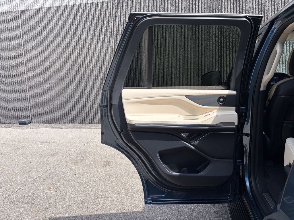 2027 Lincoln Navigator Premiere