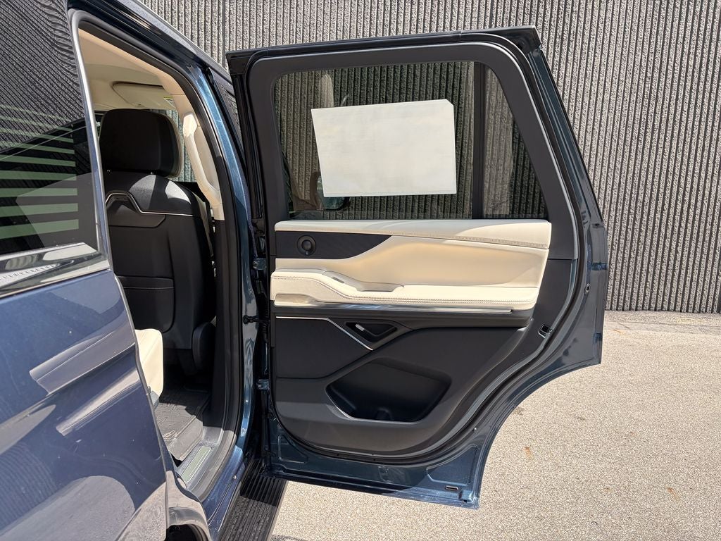 2027 Lincoln Navigator Premiere