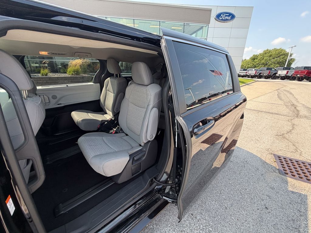 2025 Toyota Sienna LE 8 Passenger