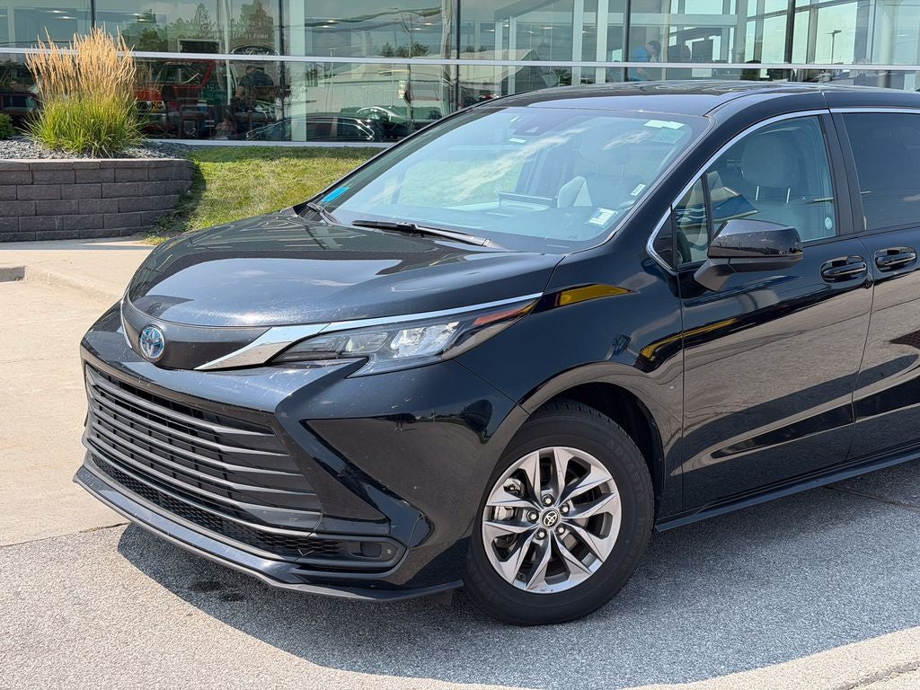 2025 Toyota Sienna LE 8 Passenger