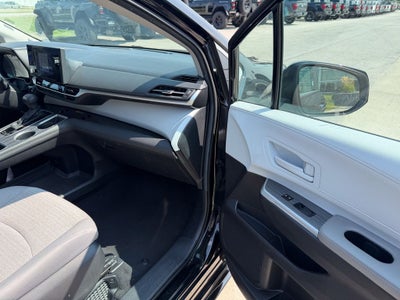 2025 Toyota Sienna LE 8 Passenger