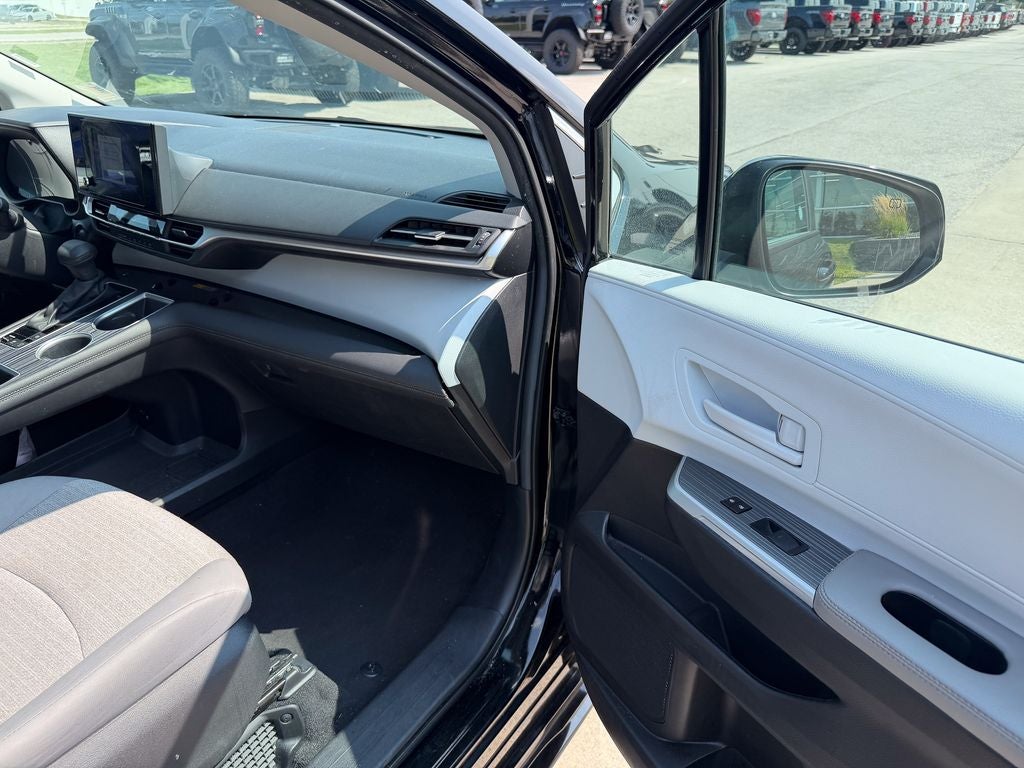2025 Toyota Sienna LE 8 Passenger