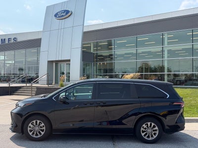2025 Toyota Sienna LE 8 Passenger