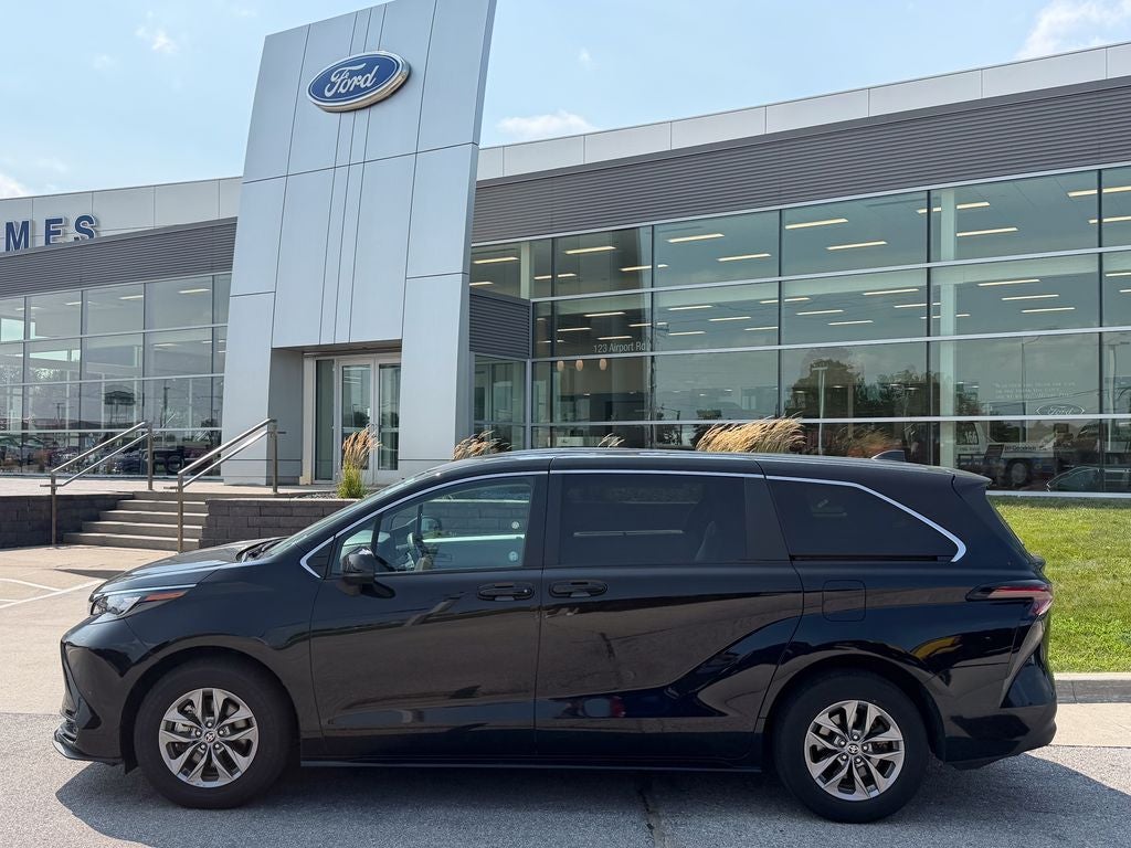 2025 Toyota Sienna LE 8 Passenger