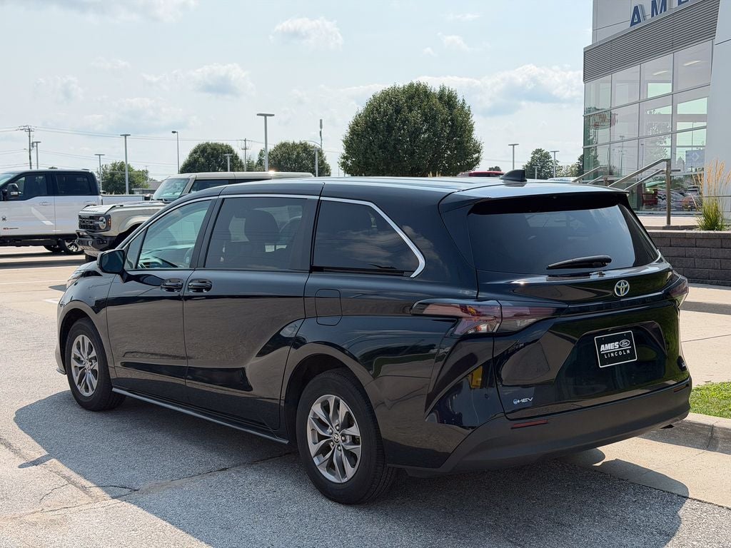 2025 Toyota Sienna LE 8 Passenger