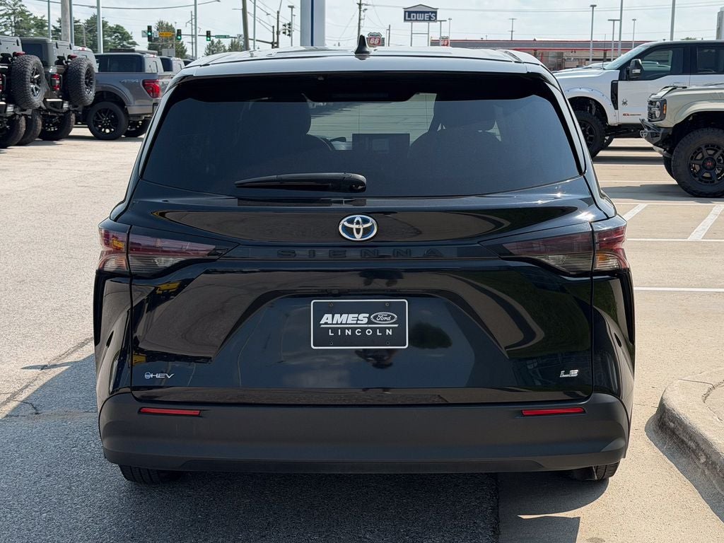 2025 Toyota Sienna LE 8 Passenger