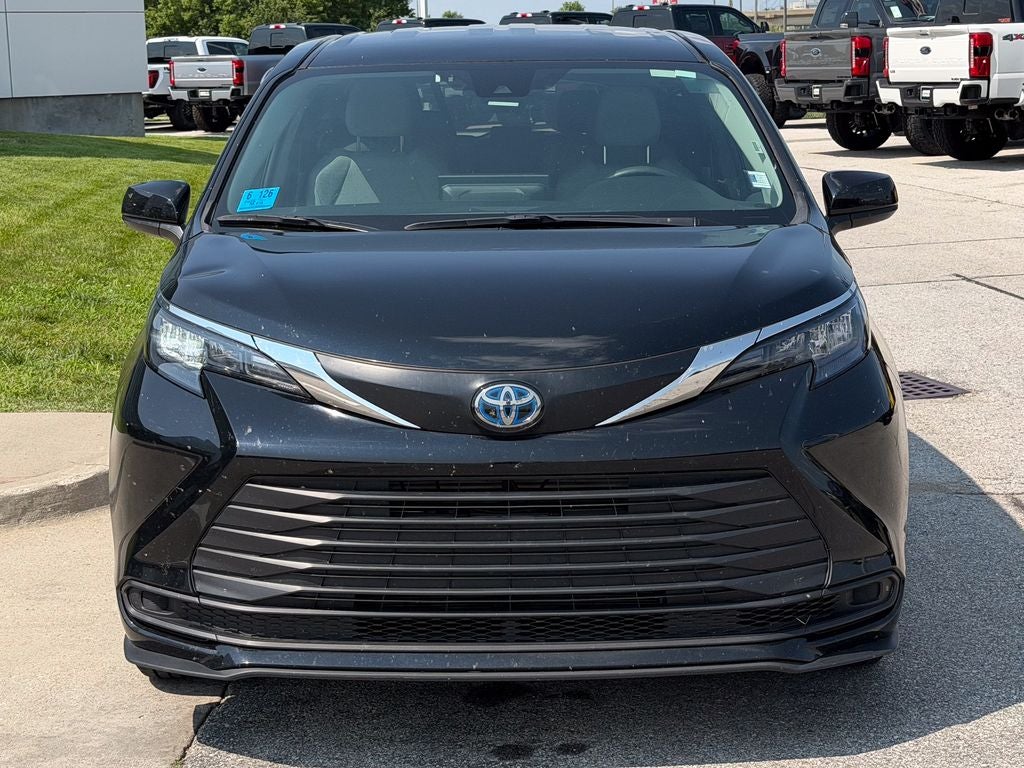 2025 Toyota Sienna LE 8 Passenger
