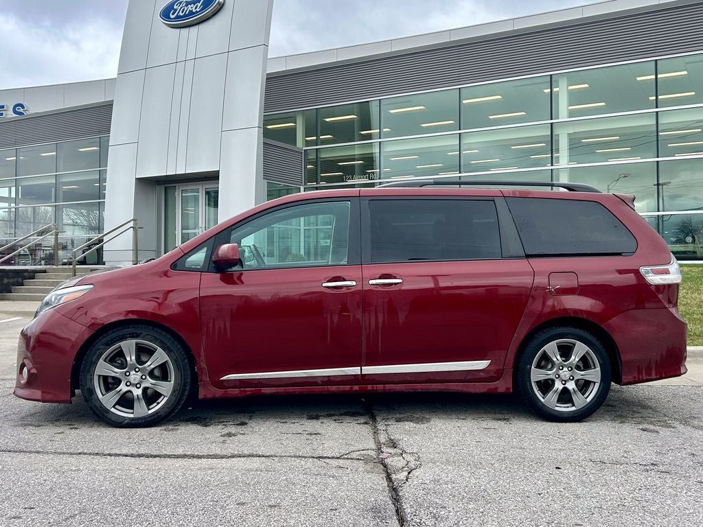 2017 Toyota Sienna SE 8 Passenger