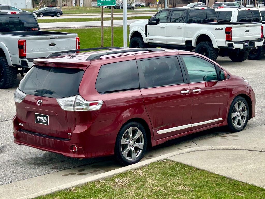 2017 Toyota Sienna SE 8 Passenger