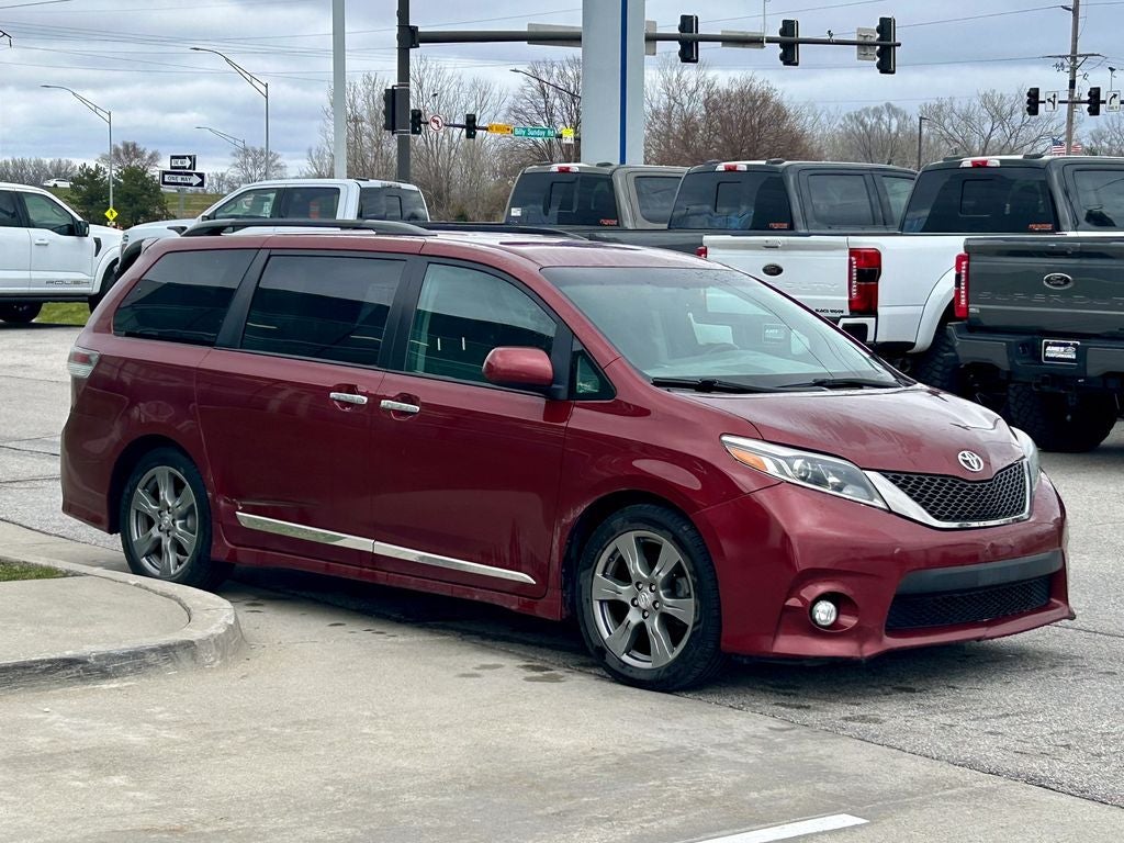2017 Toyota Sienna SE 8 Passenger