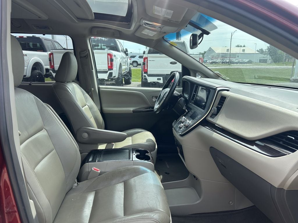2017 Toyota Sienna XLE Premium 8 Passenger