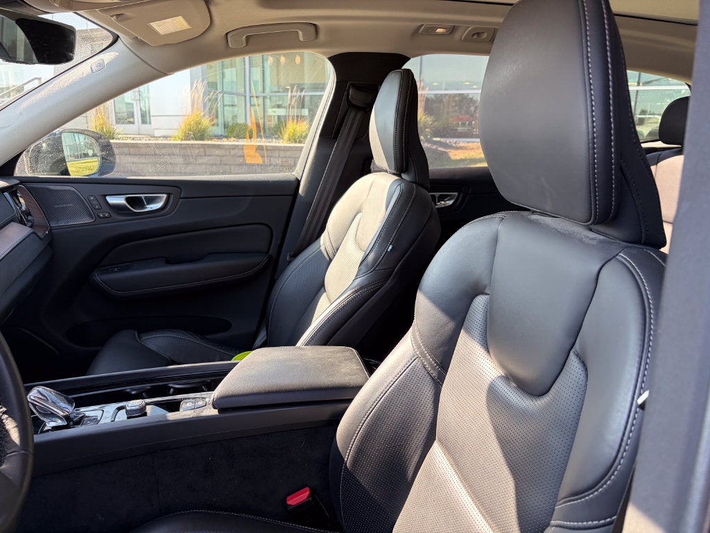 2024 Volvo XC60 B5 Ultimate Dark Theme