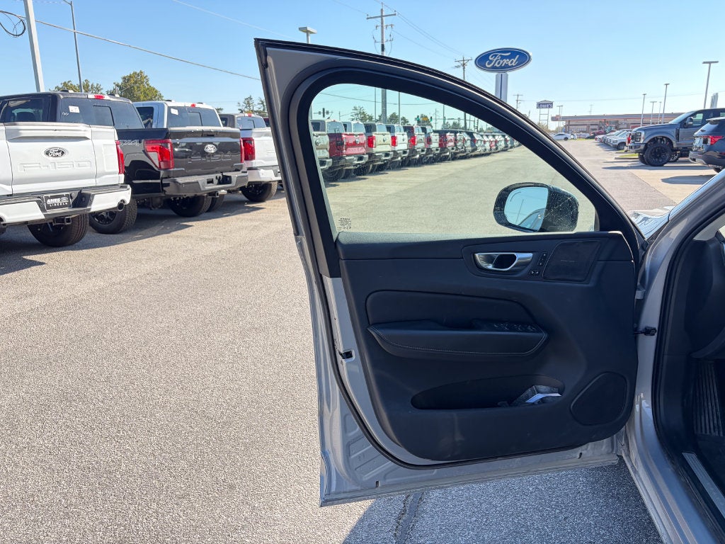 2024 Volvo XC60 B5 Ultimate Dark Theme