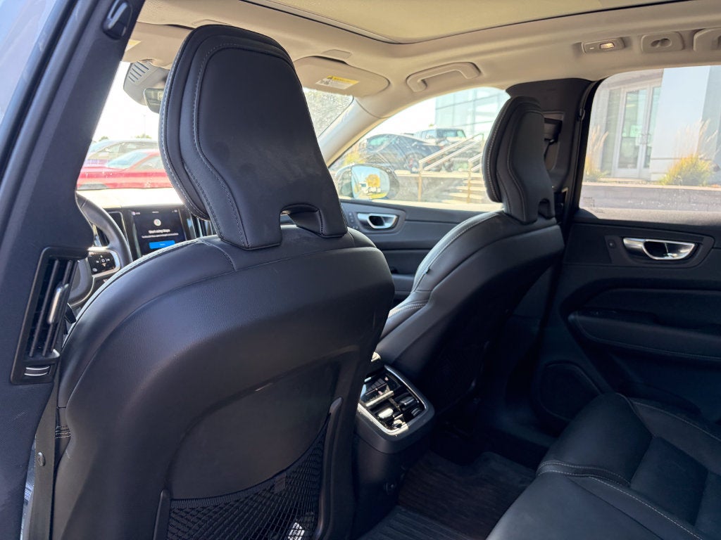 2024 Volvo XC60 B5 Ultimate Dark Theme