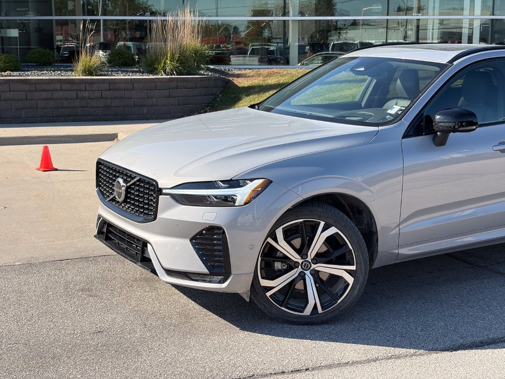 2024 Volvo XC60 B5 Ultimate Dark Theme