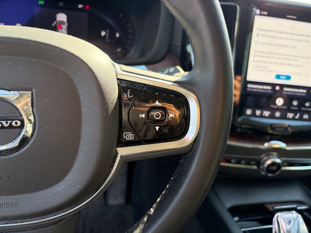 2024 Volvo XC60 B5 Ultimate Dark Theme