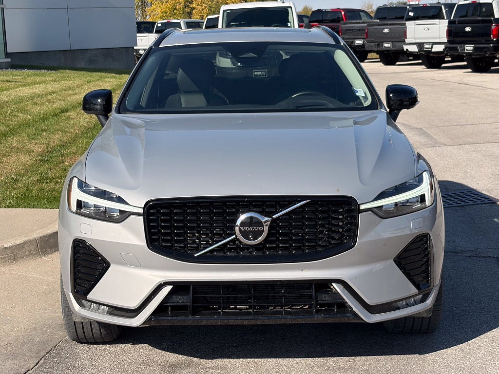 2024 Volvo XC60 B5 Ultimate Dark Theme