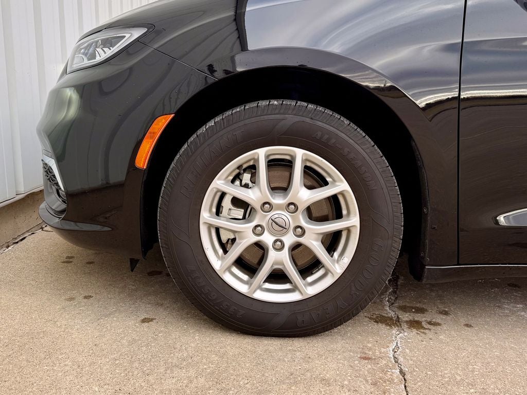 2025 Chrysler Pacifica Select